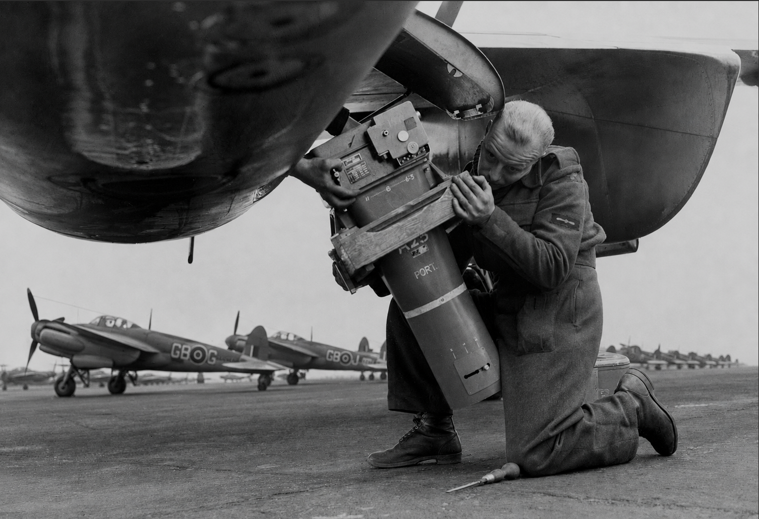 Pathfinder Recon. Images reconnaissance camera and aircraft cover